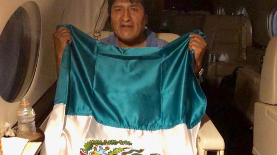 Evo Morales na útěku v letadle s mexickou vlajkou